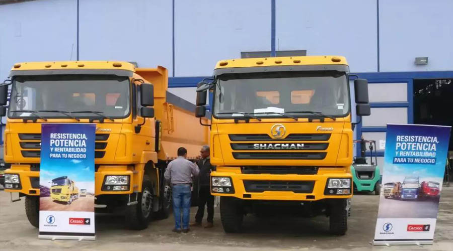 The open house event displayed SHACMAN F3000 6x4 and 8x4 dump trucks equipped with Cummins engine and FAST 12 gear transmission.