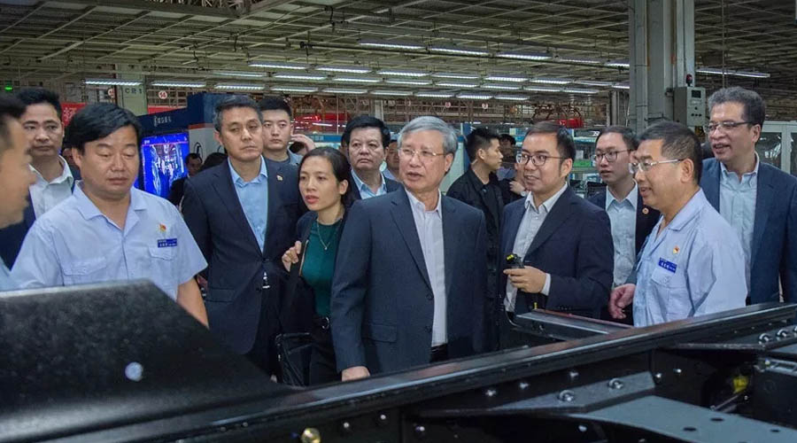 In the exhibition hall, Chen Guowang and his entourage learned about the development history of Shaanxi Automobile