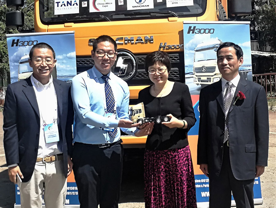 Liu Yu and Chairman He Cailong visited theexhibition vehicle and took a group photo as a souvenir.