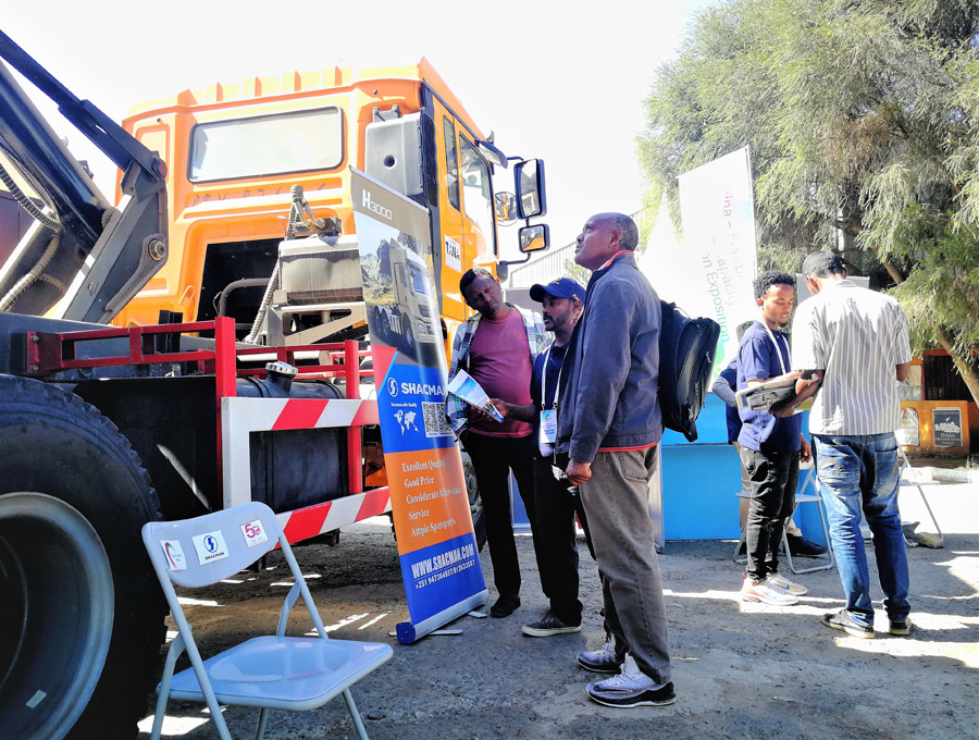 SHACMAN booth and exhibition vehicle received continuous visitors.